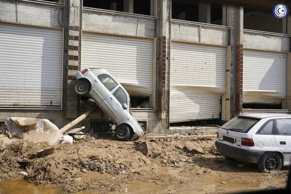Автомобиль после того, как его унесло паводковыми водами в Дерне. - Sputnik Азербайджан