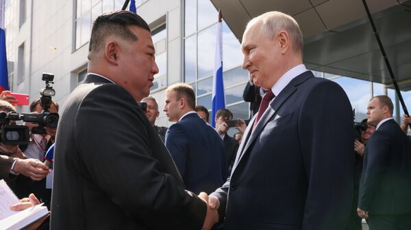 Президент РФ Владимир Путин и председатель Государственного совета КНДР Ким Чен Ын - Sputnik Азербайджан