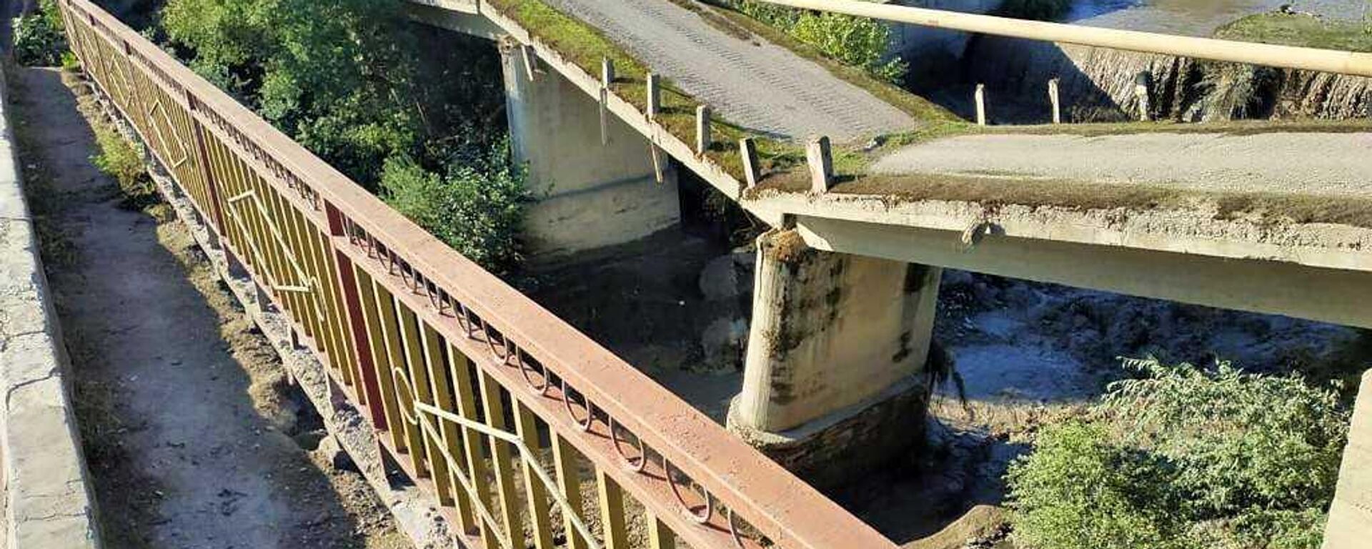 Мост обрушился на дороге Хачмаз-Худат: есть пострадавшие - Sputnik Азербайджан, 1920, 15.09.2023
