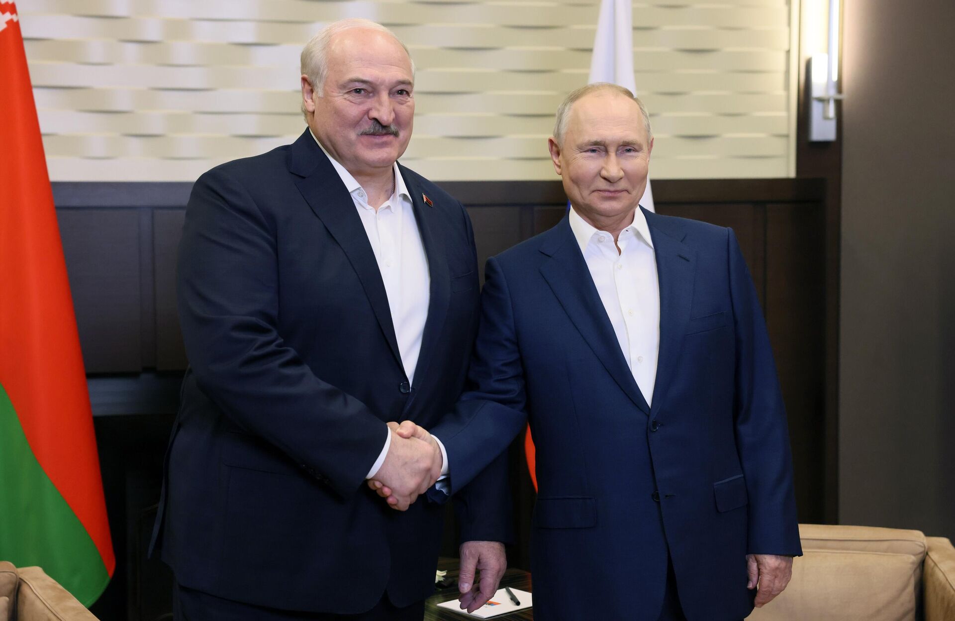  Президент РФ Владимир Путин и президент Белоруссии Александр Лукашенко (слева) во время встречи - Sputnik Азербайджан, 1920, 15.09.2023