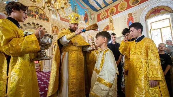 В храмах Бакинской епархии совершены молебны на начало нового учебного года - Sputnik Азербайджан