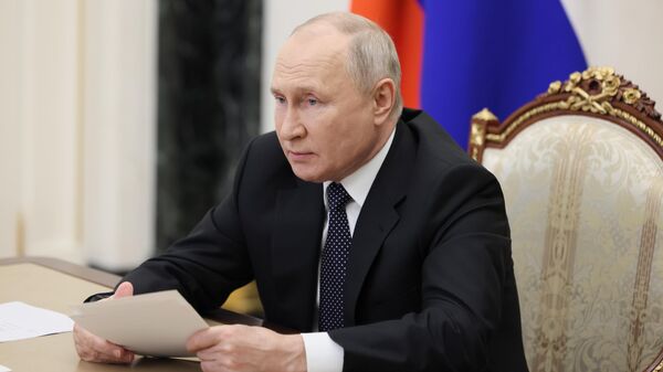 Президент РФ В. Путин провел совещание по проекту федерального бюджета - Sputnik Азербайджан