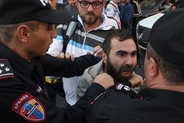 Сотрудники полиции задерживают демонстранта во время акции протеста в Ереване. - Sputnik Азербайджан