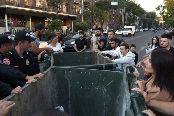 Протестующие пытаются блокировать улицу в Ереване. - Sputnik Азербайджан
