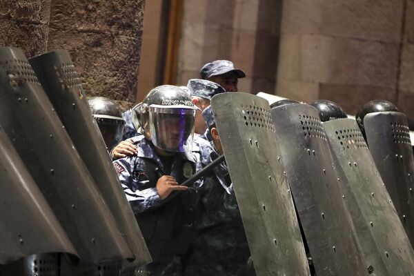 Полицейские блокируют вход в здание правительства во время акции протеста в Ереване. - Sputnik Азербайджан