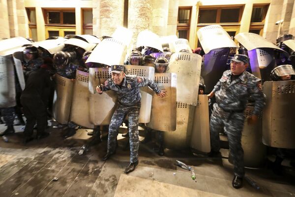 Полицейские блокируют вход в здание правительства во время акции протеста в Ереване. - Sputnik Азербайджан