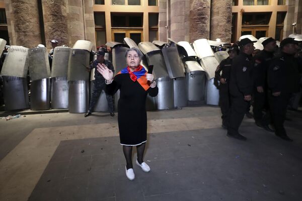 Участница протеста на площади Республики в Ереване. - Sputnik Азербайджан