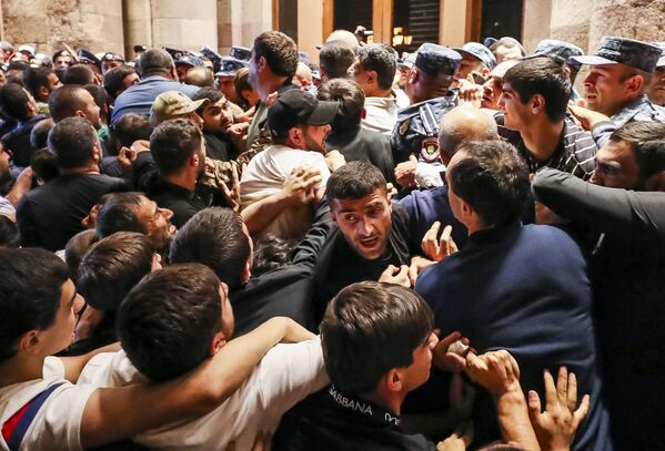Столкновения демонстрантов с полицией у здания правительства в Ерерване. - Sputnik Азербайджан