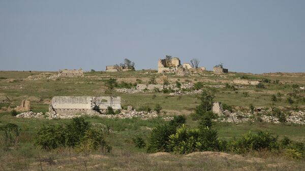 Руины здания недалеко от города Физули - Sputnik Azərbaycan
