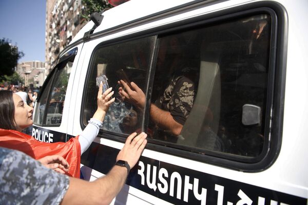 Задержанные участники протеста в Ереване в полицейском автомобиле. - Sputnik Азербайджан