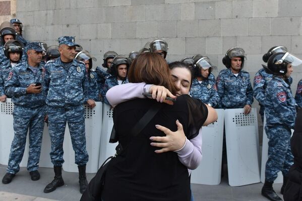 Участницы протеста на площади Республики в Ереване. - Sputnik Азербайджан