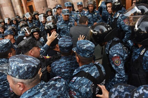 Сотрудники полиции во время протеста в Ереване. - Sputnik Азербайджан