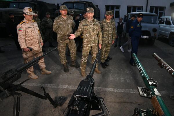 Генерал-майор Маис Бархударов информирует военных атташе зарубежных стран об изъятых вооружениях. - Sputnik Азербайджан