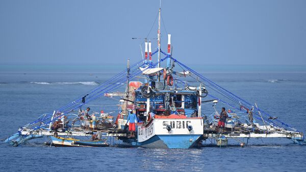 Филиппинское рыболовное судно стоит на якоре возле контролируемой Китаем отмели Скарборо - Sputnik Азербайджан