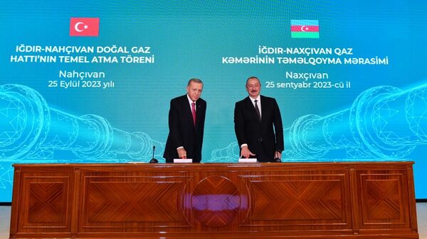 Президент Ильхам Алиев и Президент Реджеп Тайип Эрдоган приняли участие в церемонии закладки фундамента газопровода Игдыр-Нахчыван  - Sputnik Азербайджан