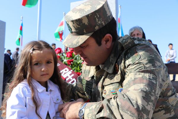 Азербайджанский народ чтит память своих героических шехидов. - Sputnik Азербайджан