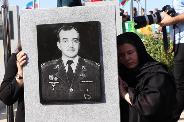Азербайджанский народ чтит память своих героических шехидов. - Sputnik Азербайджан