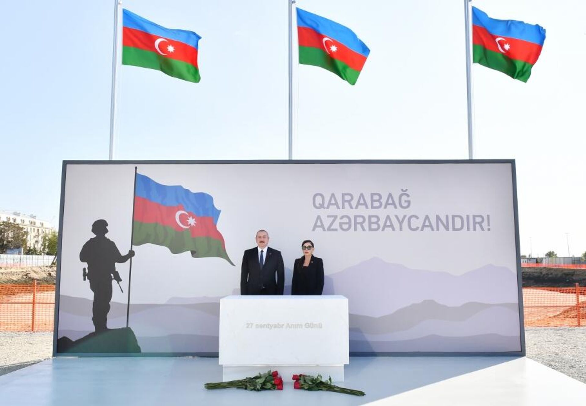 Президент Ильхам Алиев и первая леди Мехрибан Алиева посетили в Баку строящийся Парк Победы - Sputnik Азербайджан, 1920, 27.09.2023