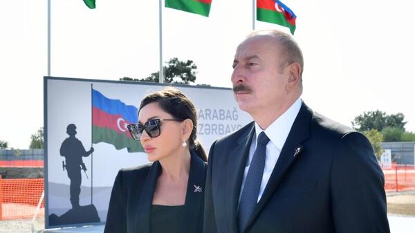 Президент Ильхам Алиев и первая леди Мехрибан Алиева посетили в Баку строящийся Парк Победы - Sputnik Azərbaycan