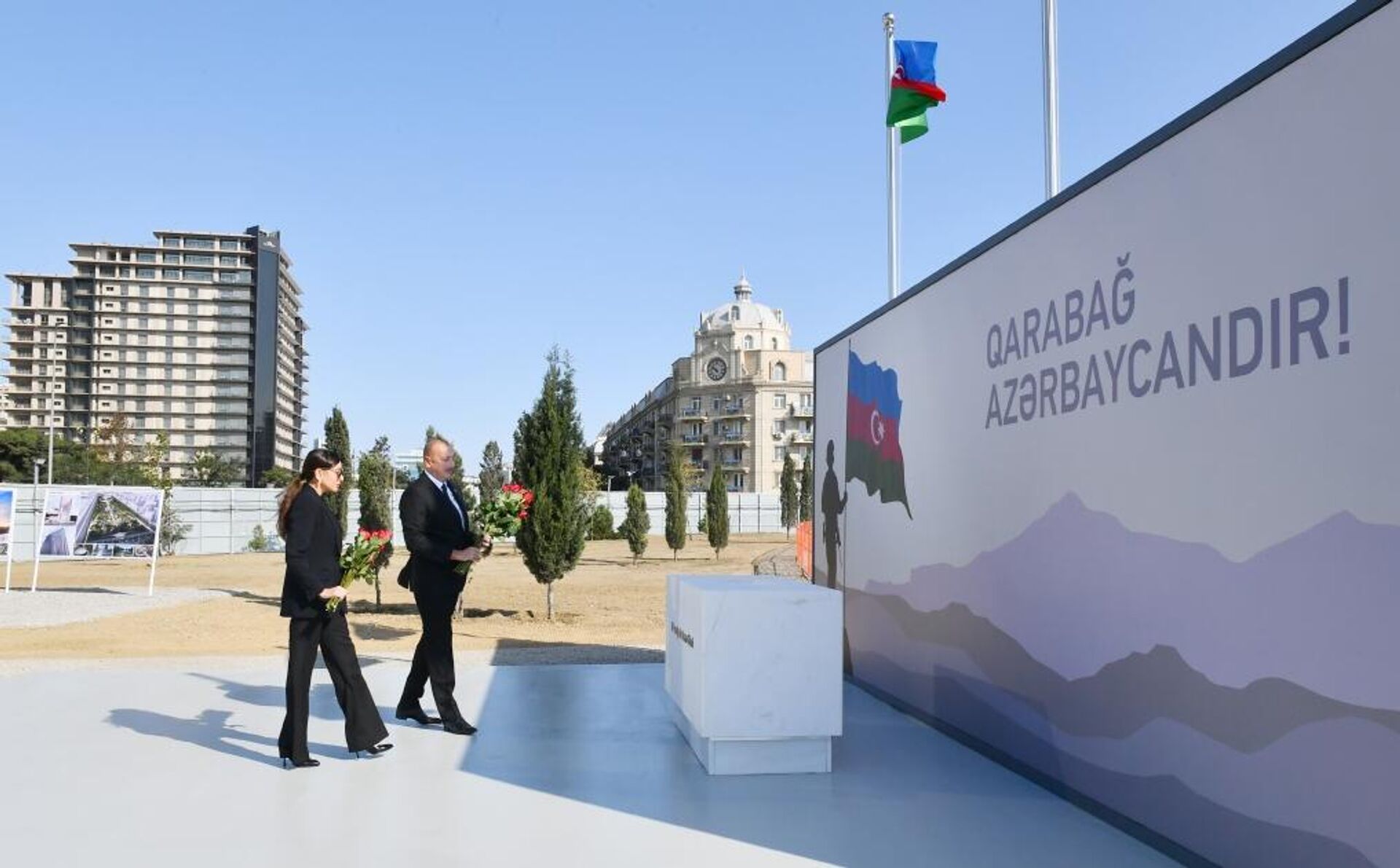 Президент Ильхам Алиев и первая леди Мехрибан Алиева посетили в Баку строящийся Парк Победы - Sputnik Azərbaycan, 1920, 27.09.2023