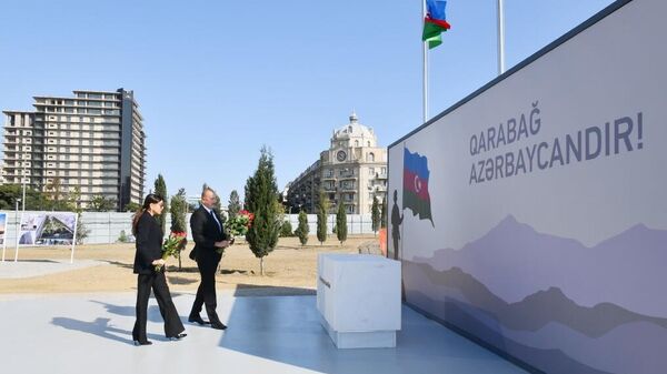 Президент Ильхам Алиев и первая леди Мехрибан Алиева посетили в Баку строящийся Парк Победы - Sputnik Азербайджан