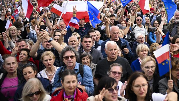 Около миллиона человек приняли участие в антиправительственном митинге в Варшаве - Sputnik Азербайджан