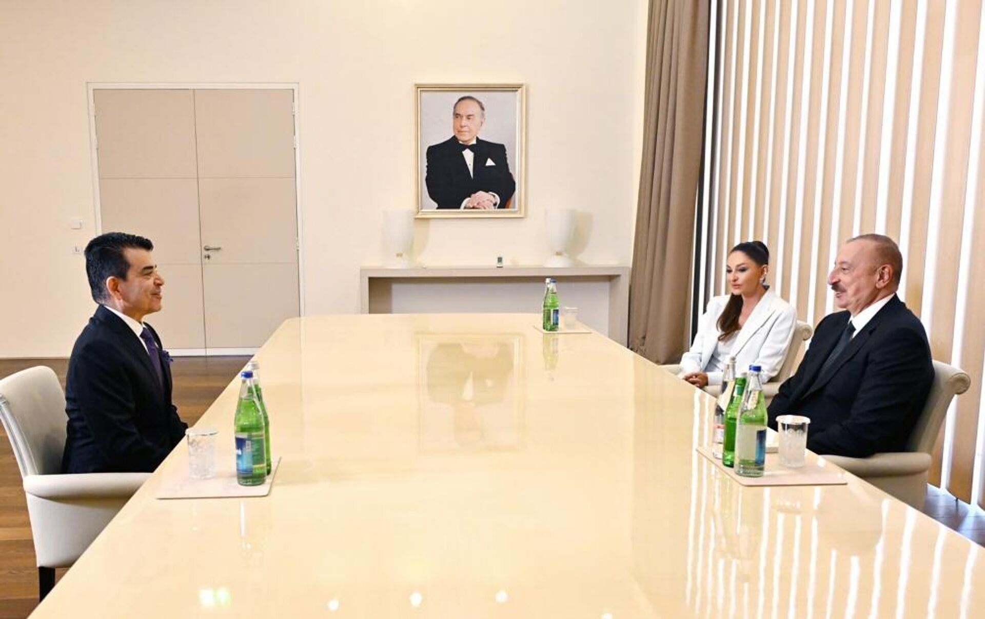 Президент Ильхам Алиев и первая леди Мехрибан Алиева встретились с генеральным директором ИСЕСКО - Sputnik Азербайджан, 1920, 02.10.2023