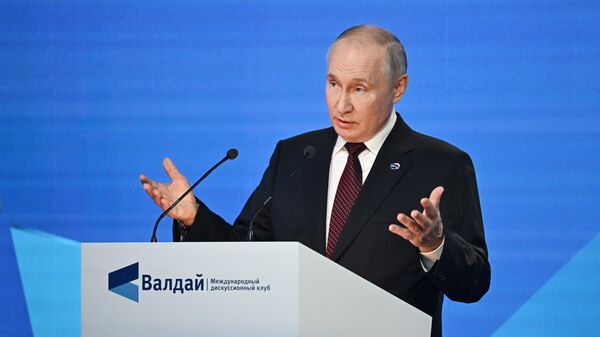 Президент РФ Владимир Путин выступает на пленарной сессии XX Ежегодного заседания Международного дискуссионного клуба Валдай  - Sputnik Азербайджан