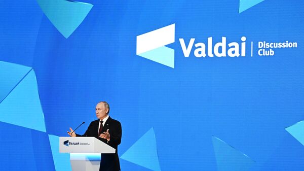 Президент РФ Владимир Путин выступает на пленарной сессии XX Ежегодного заседания Международного дискуссионного клуба Валдай - Sputnik Azərbaycan
