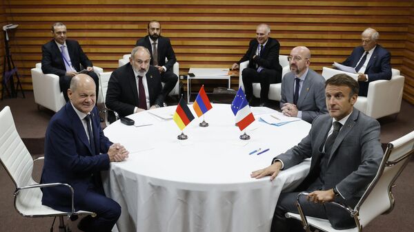 (Слева направо) Канцлер Германии Олаф Шольц, премьер-министр Армении Никол Пашинян, председатель Европейского совета Шарль Мишель и президент Франции Эммануэль Макрон проводят встречу перед началом пленарного заседания саммита Европейского политического сообщества (5 октября 2023).  - Sputnik Азербайджан