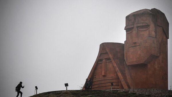 Памятник Мы и наши горы в Ханкенди - Sputnik Азербайджан