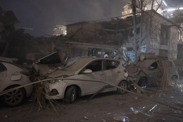 Разрушенные здания и поврежденные автомобили в Тель-Эвиве. - Sputnik Азербайджан