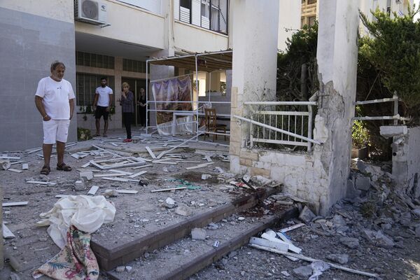 Жители Ашкелона на улице города после ракетного обстрела из сектора Газа. - Sputnik Азербайджан