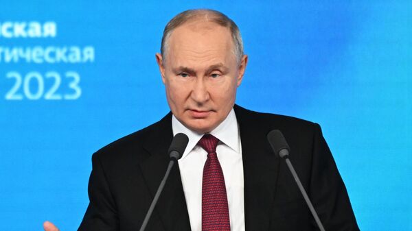Президент РФ В. Путин выступил на пленарном заседании форума РЭН-2023 - Sputnik Азербайджан