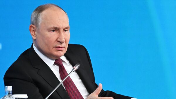 Президент РФ В. Путин выступил на пленарном заседании форума РЭН-2023-1 - Sputnik Азербайджан