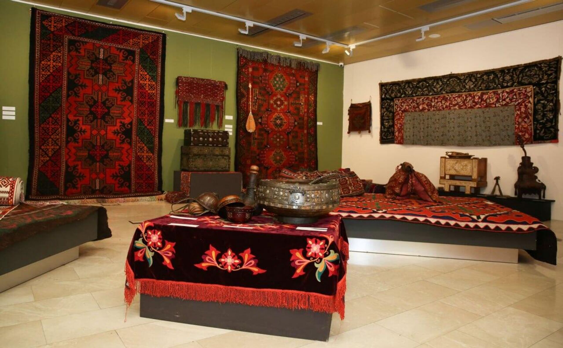 В Азербайджанском музее ковра представлены образцы культуры казахского народа - Sputnik Азербайджан, 1920, 12.10.2023