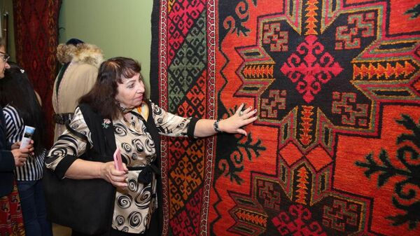 В Азербайджанском музее ковра представлены образцы культуры казахского народа - Sputnik Азербайджан