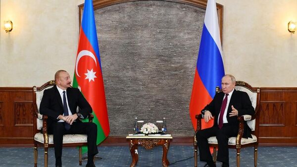 Bişkekdə Azərbaycan Prezidenti İlham Əliyevin Rusiya Prezidenti Vladimir Putin ilə görüşü - Sputnik Azərbaycan