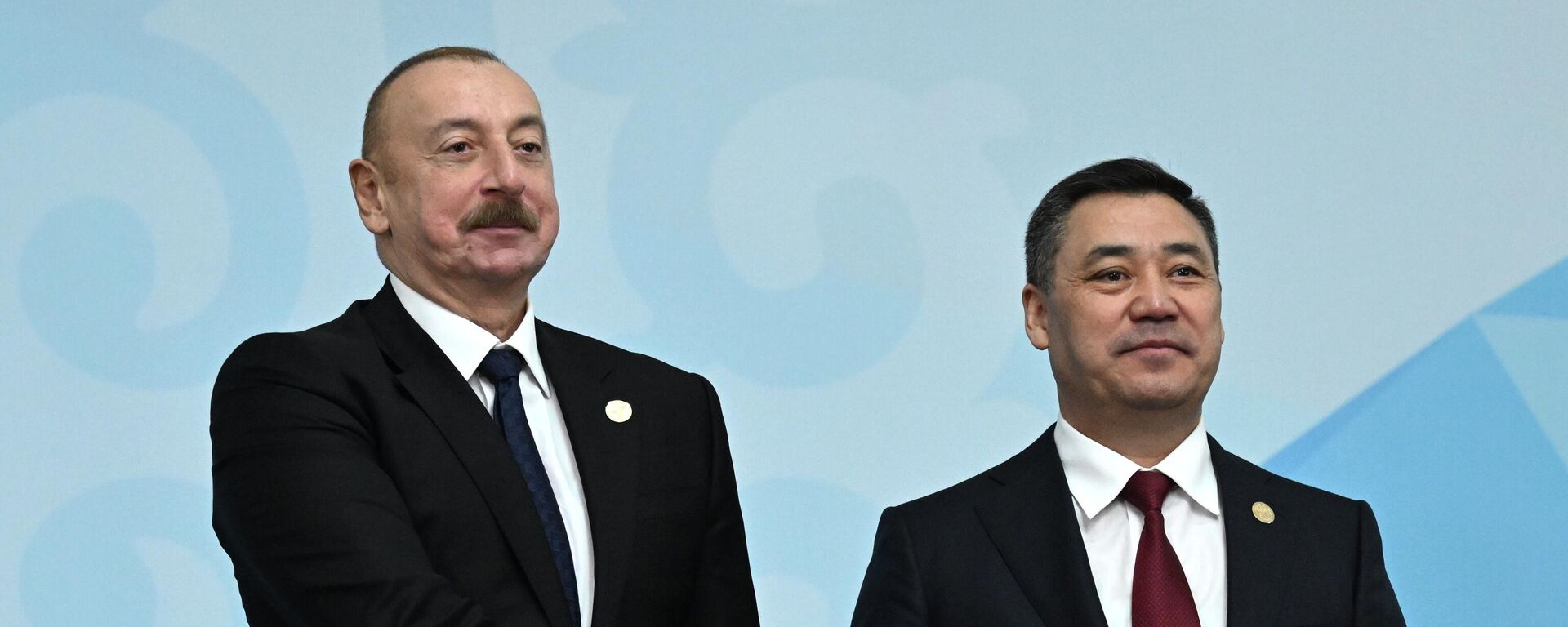  Президент Азербайджанской Республики Ильхам Алиев (слева) и президент Киргизской Республики Садыр Жапаров - Sputnik Азербайджан, 1920, 24.04.2024