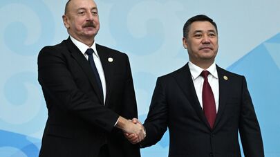  Президент Азербайджанской Республики Ильхам Алиев (слева) и президент Киргизской Республики Садыр Жапаров