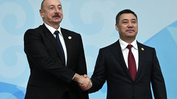  Президент Азербайджанской Республики Ильхам Алиев (слева) и президент Киргизской Республики Садыр Жапаров - Sputnik Азербайджан