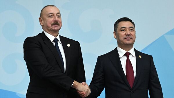  Президент Азербайджанской Республики Ильхам Алиев (слева) и президент Киргизской Республики Садыр Жапаров - Sputnik Азербайджан