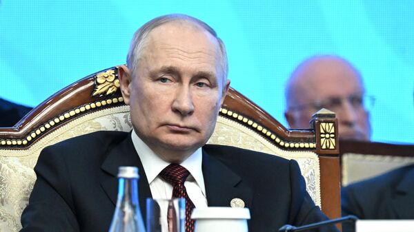  Президент РФ Владимир Путин на церемонии подписания итоговых документов после заседания Совета глав государств-участников СНГ - Sputnik Азербайджан