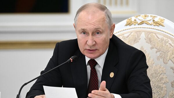  Президент РФ Владимир Путин на церемонии подписания итоговых документов после заседания Совета глав государств-участников СНГ - Sputnik Azərbaycan