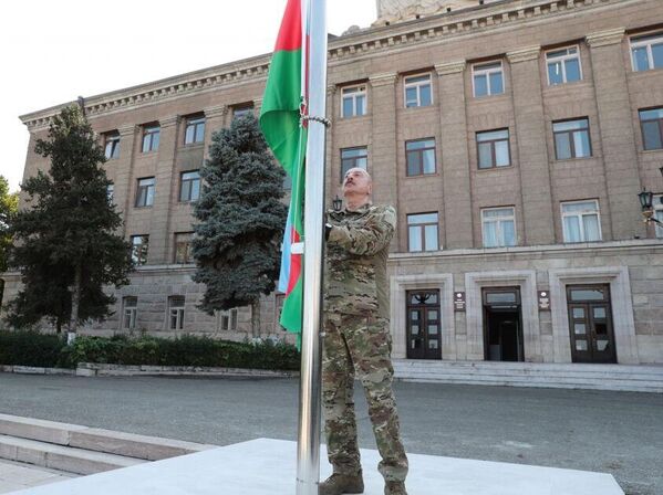 Президент Ильхам Алиев поднял Государственный флаг Азербайджанской Республики в городе Ханкенди. - Sputnik Азербайджан