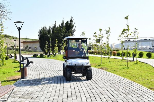 Здесь Президент Алиев принял участие в открытии парка отдыха в поселке Суговушан. - Sputnik Азербайджан