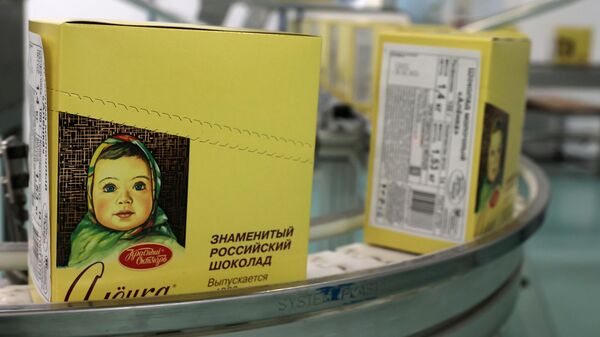 Упаковки шоколада на кондитерской фабрике Красный Октябрь в Москве - Sputnik Азербайджан