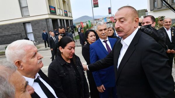 Президент Ильхам Алиев встретился с переселившимися в Физули жителями и представителями общественности района - Sputnik Azərbaycan