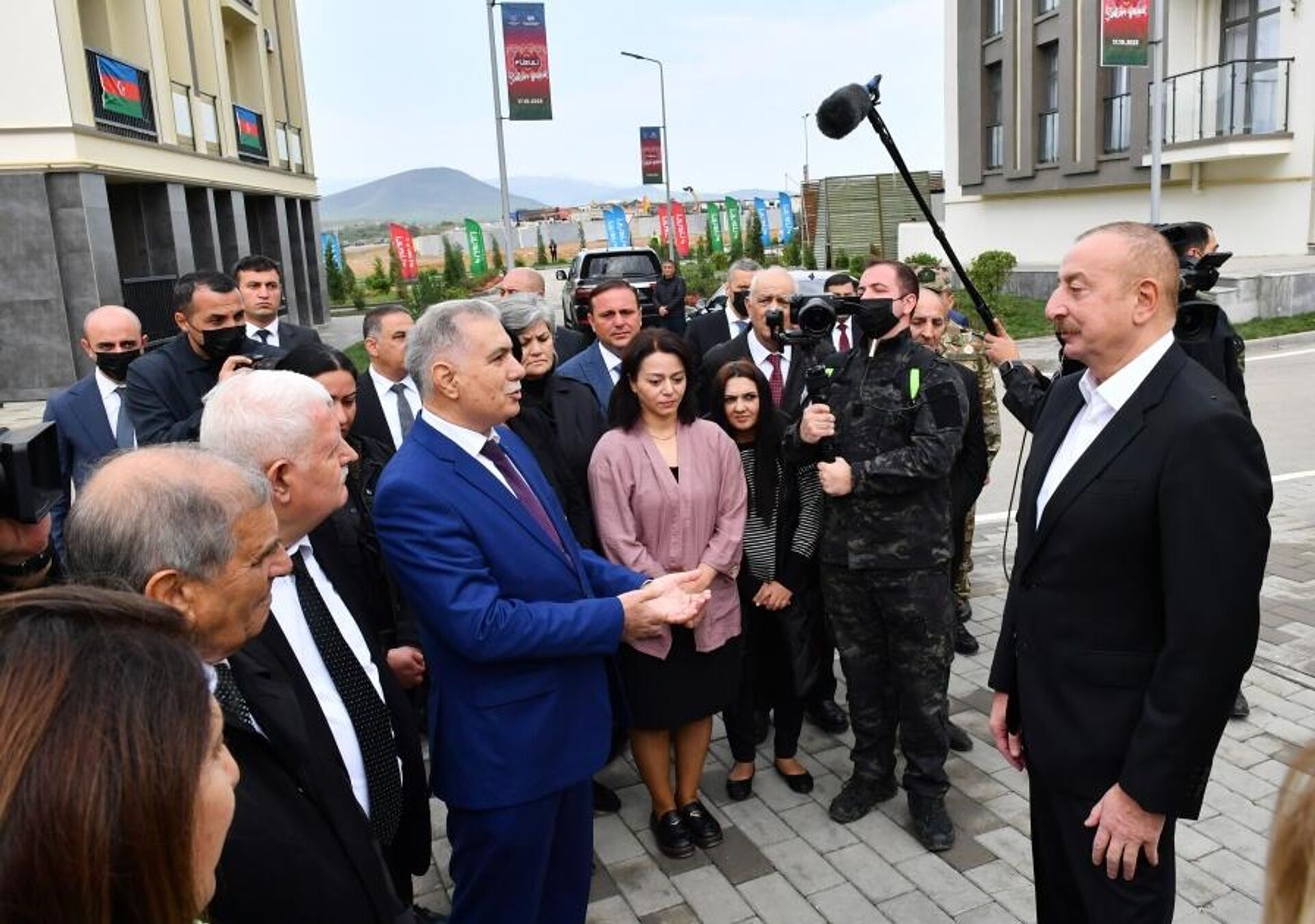 Президент Ильхам Алиев встретился с переселившимися в Физули жителями и представителями общественности района - Sputnik Azərbaycan, 1920, 17.10.2023