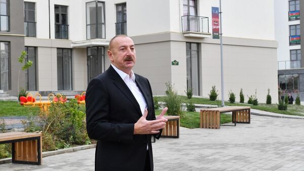 Президент Ильхам Алиев встретился с переселившимися в Физули жителями и представителями общественности района - Sputnik Азербайджан